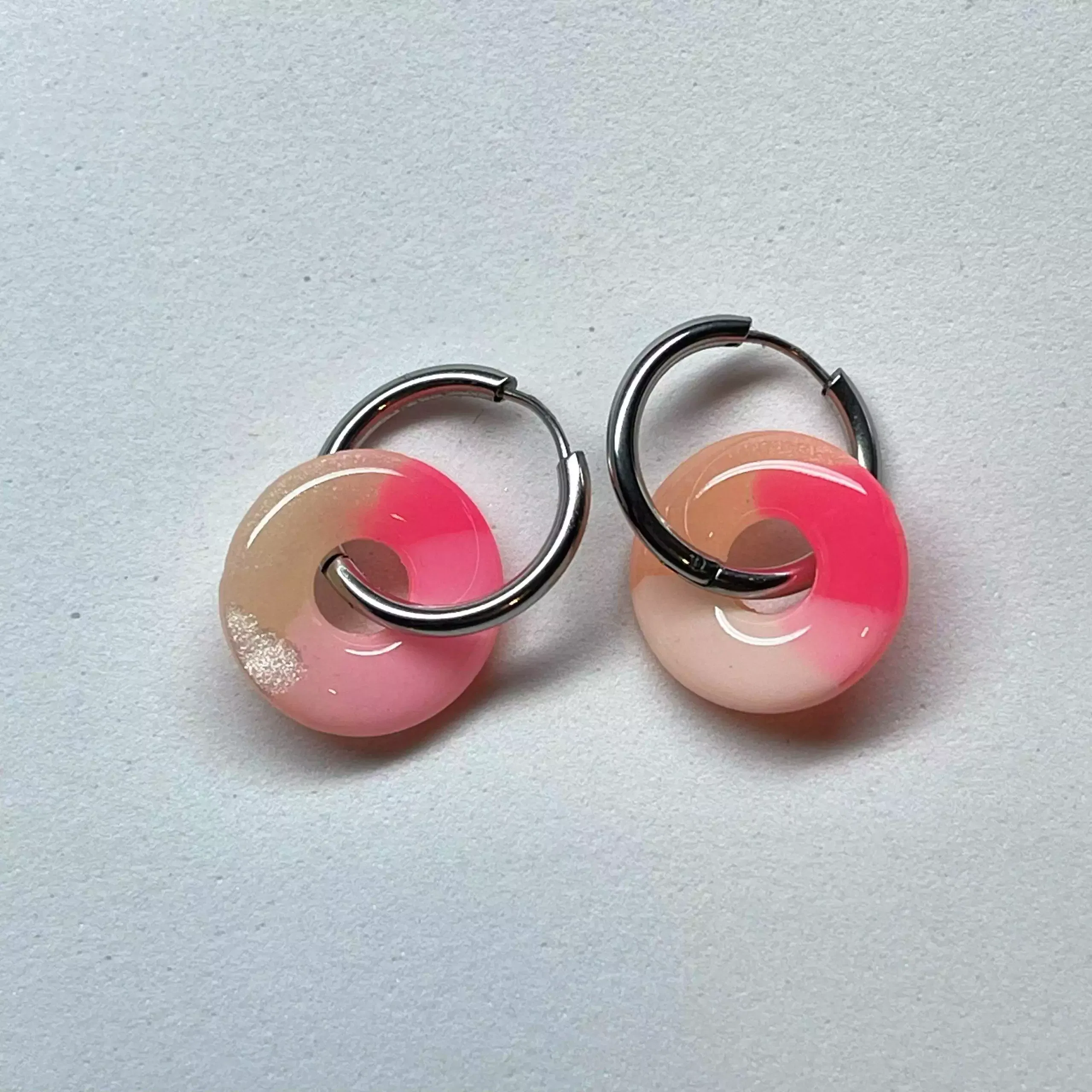 Pendiente + Charm Donut Fresa Nata