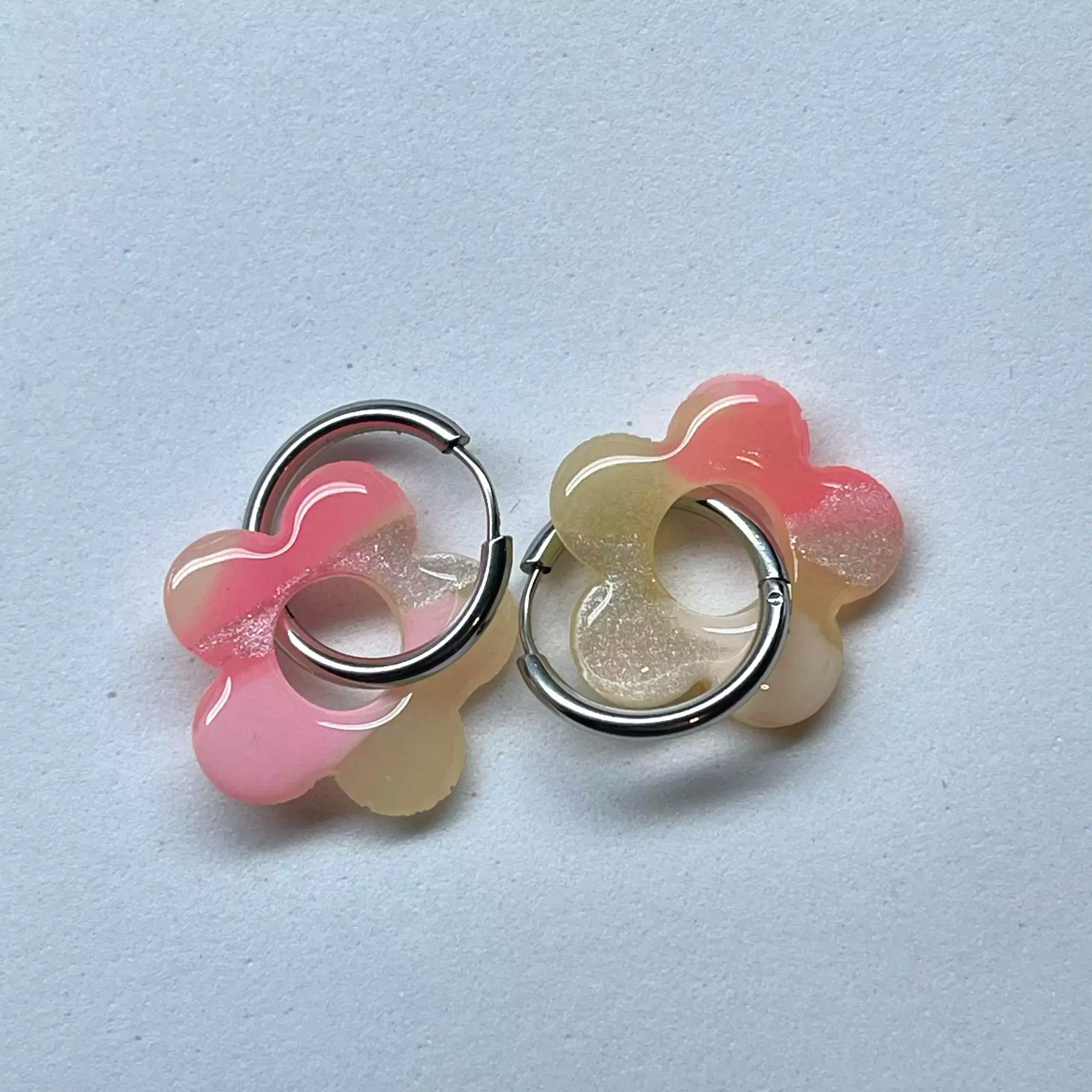 Pendiente + Charm Flor Fresa Nata