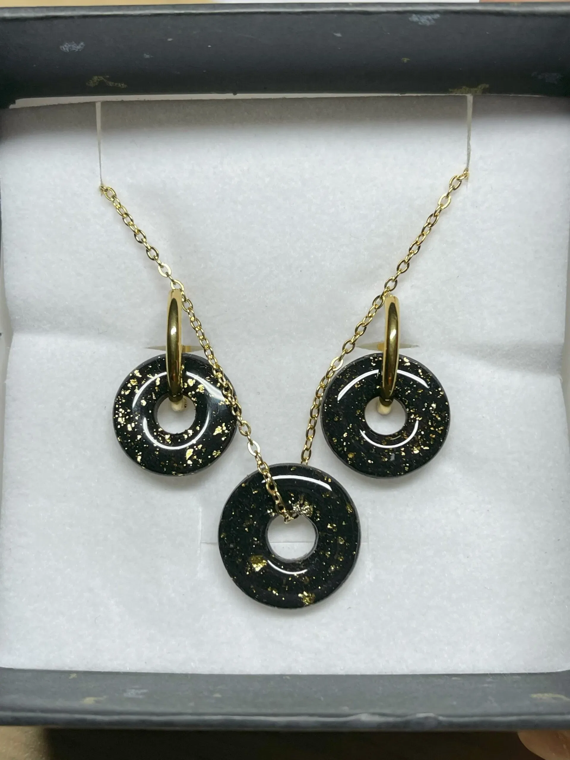 Set de pendientes y colgante NOX dorado - Imagen 2