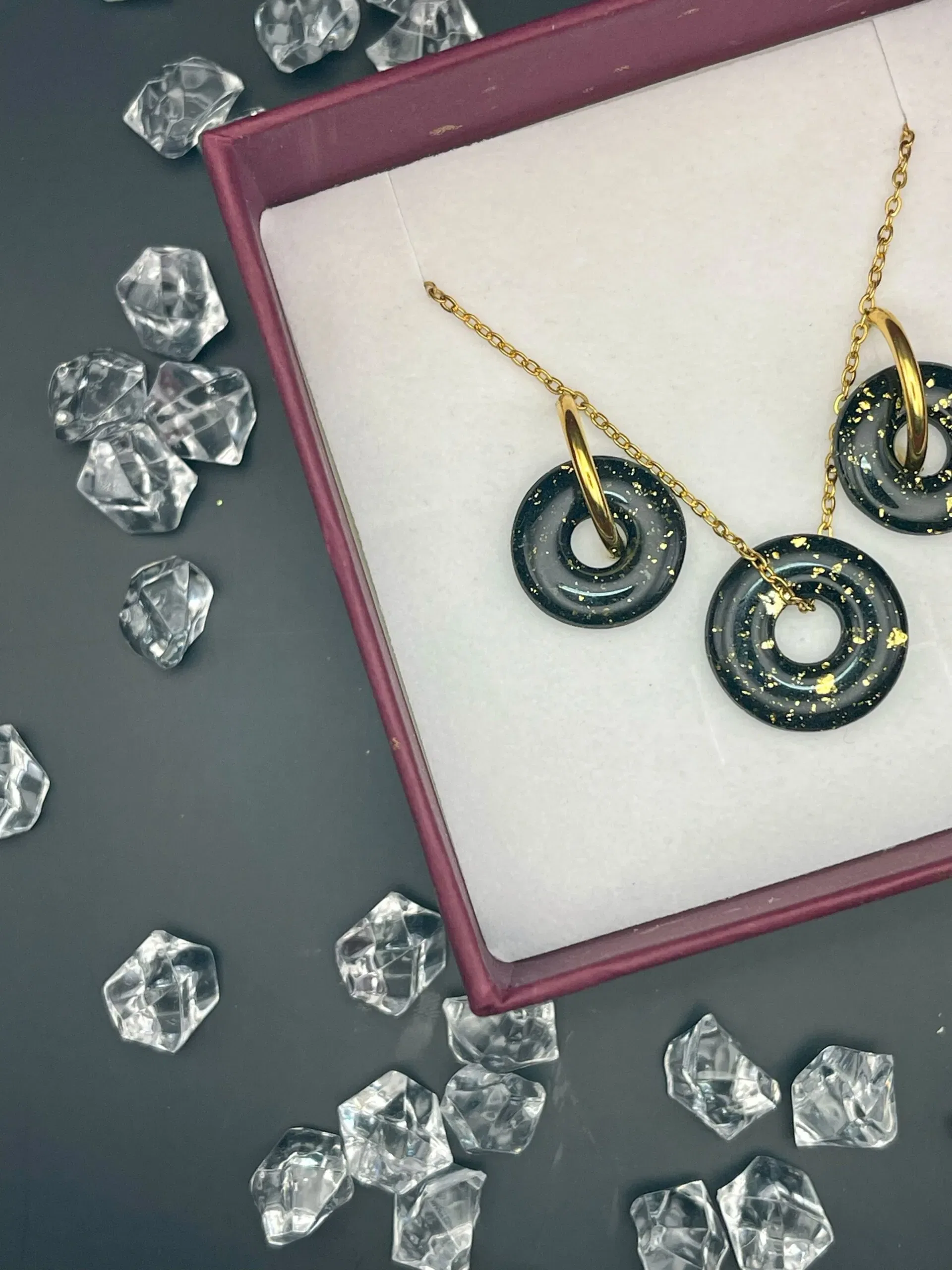 Set de pendientes y colgante NOX dorado - Imagen 3