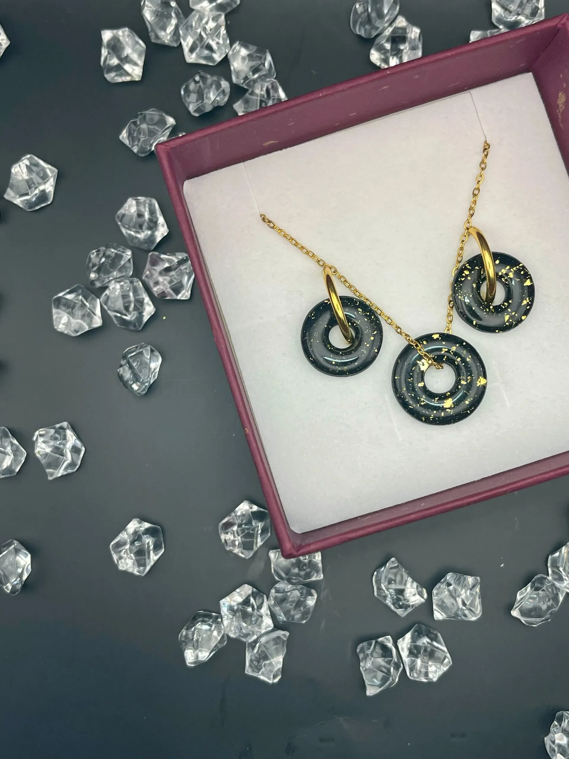 Set de pendientes y colgante NOX dorado