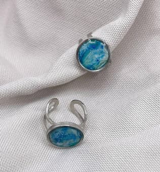 Anillo Mareas con pieza de arcilla polimérica en tonos azules y base de acero inoxidable