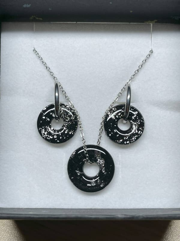 Conjunto artesanal Nox con pendientes de aro en acero inoxidable y piezas negras