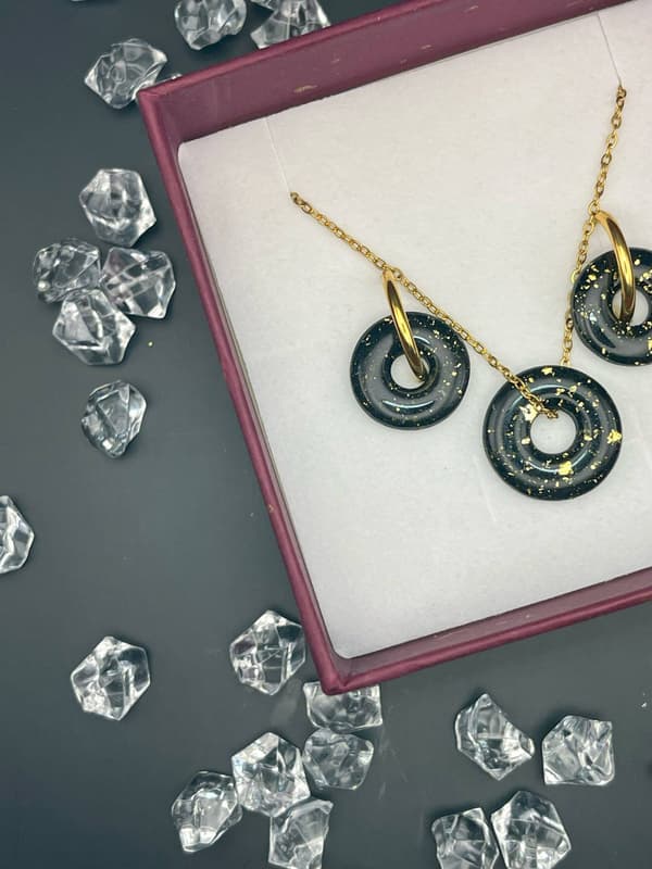 Conjunto artesanal NOX de pendientes y colgante ligeros en color negro y acero dorado