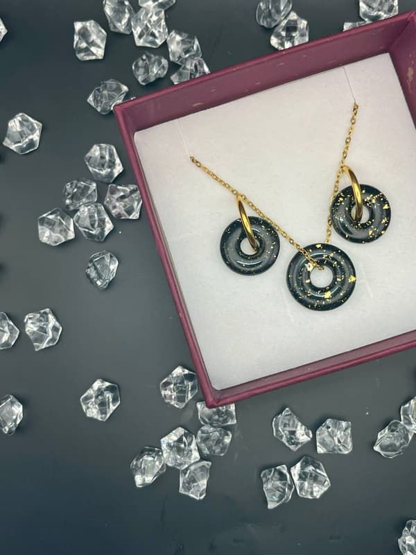 Set de pendientes y colgante NOX dorado artesanal en arcilla polimérica negra y toques dorados