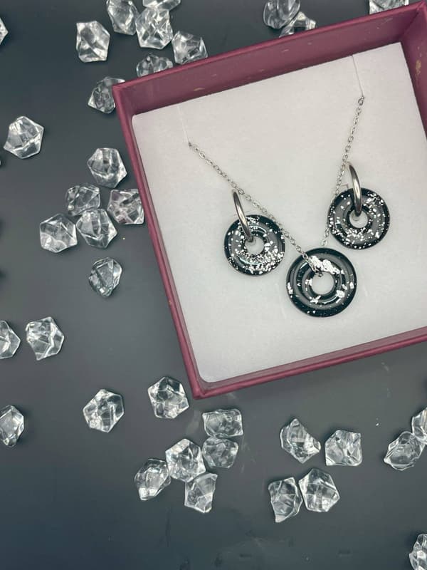 Set de pendientes y colgante NOX artesanal en arcilla polimérica negra y acero inoxidable
