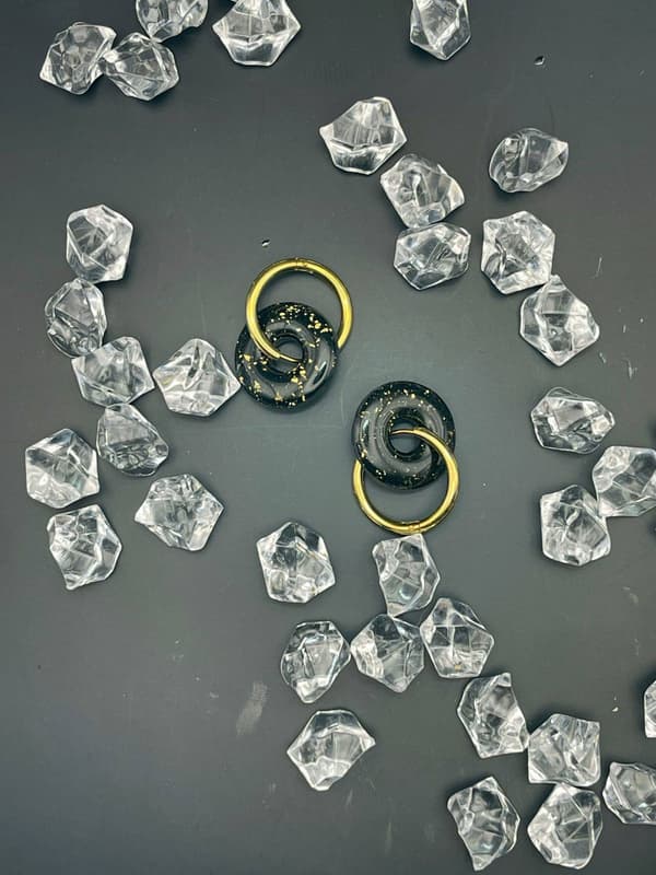 Pendientes de aro con charm Nox en arcilla polimérica negra y acero dorado