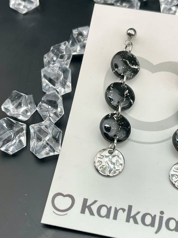 Detalle de los pendientes halo con destellos brillantes y cierres de acero inoxidable