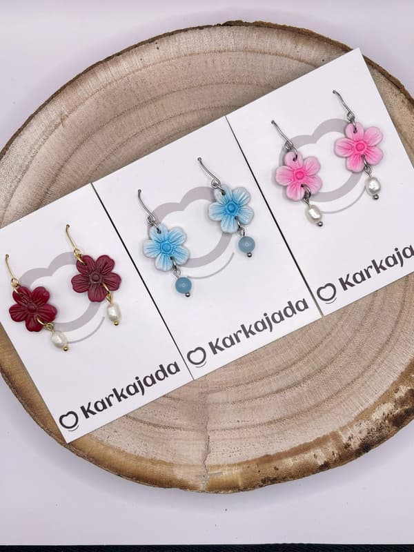 Pendientes florales Lila Azul de la colección Bloom con cierre de acero