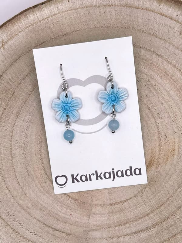 Pendientes Lila Azul de flor artesanal en arcilla polimérica con acabado brillante