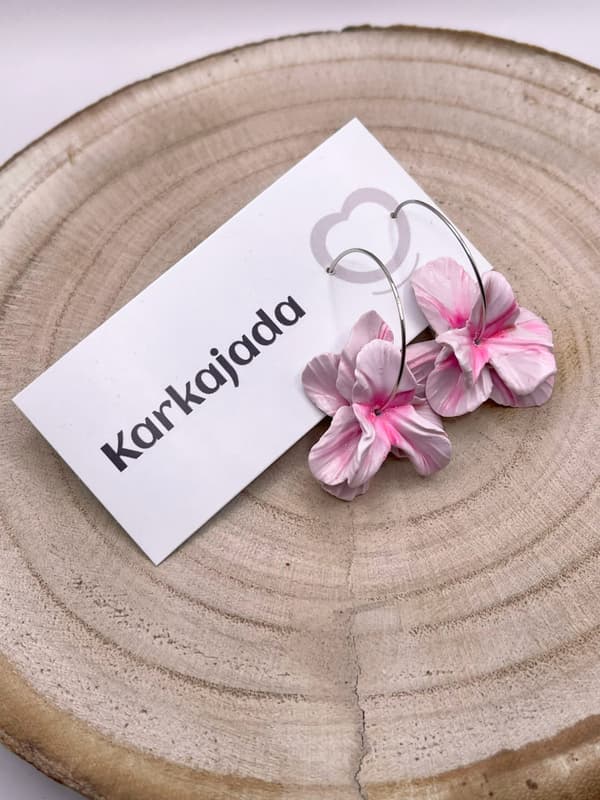 Detalle de la forma floral con volumen y textura de los pendientes Camelia rosa