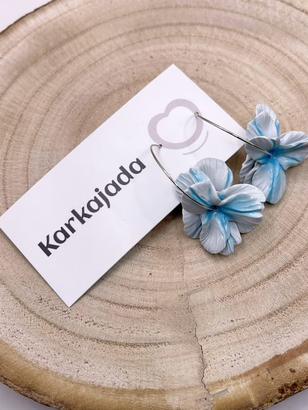 Pendientes artesanos Camelia azul con volumen floral y acabado brillante