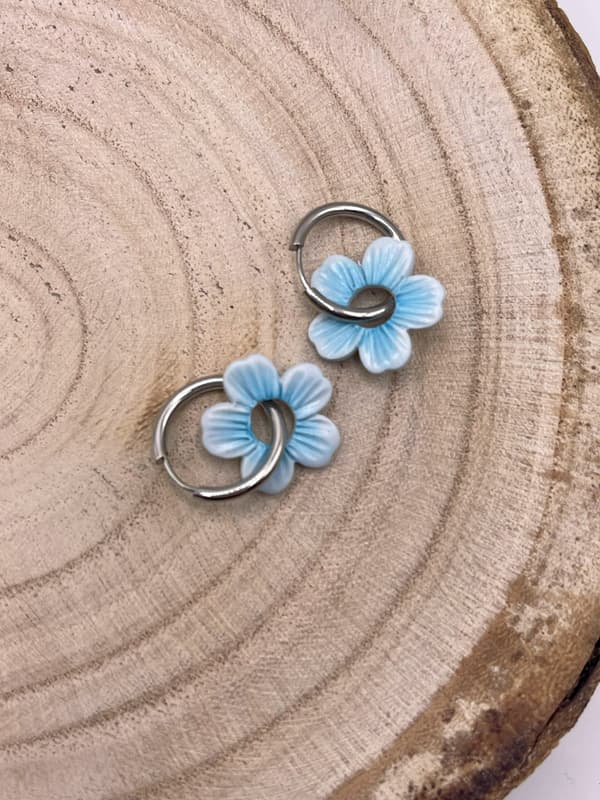 Pendientes de aro con charm Daisy azul en arcilla polimérica hecha a mano