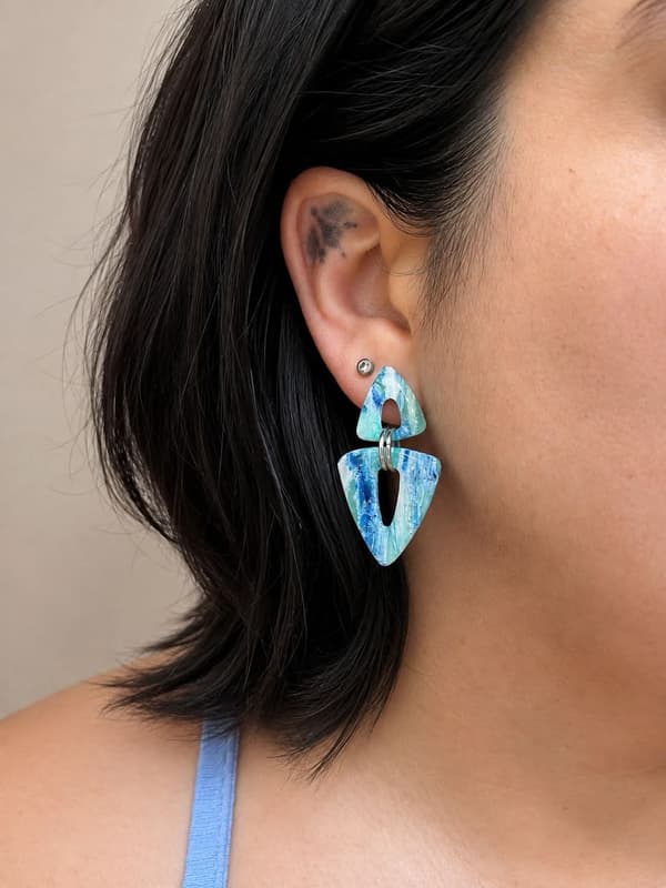 Detalle del acabado marmolado brillante y las vetas de los pendientes Atria Mareas
