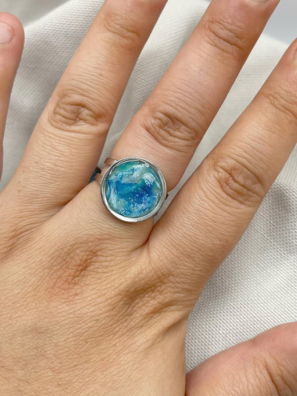 Detalle del Anillo Mareas con base de acero inoxidable y pieza azul de arcilla polimérica