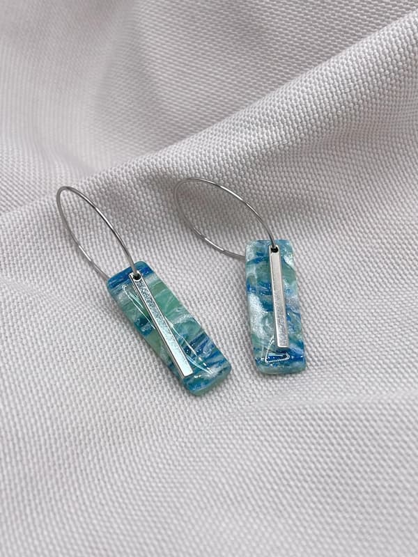 Detalle de los aros y la cadena de acero inoxidable del set Línea Mareas