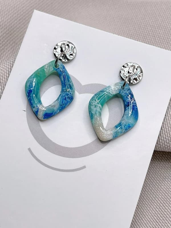 Pendientes Cala Mareas de forma geométrica en tonos azules y blanco