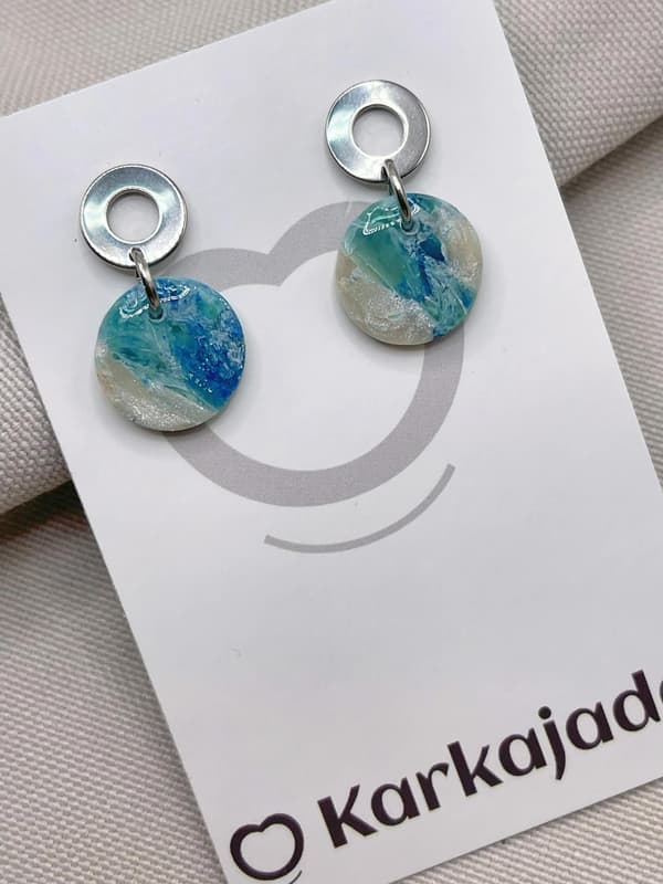 Colgante circular Doblo Mareas con dibujo azul y cadena fina de acero inoxidable